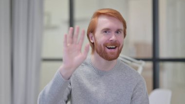 Genç Sakallı Kızıl Adam El sallıyor, hoş geldiniz.