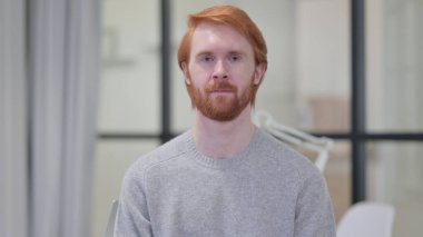 Genç Sakallı Kızıl Adam Kameraya Bakıyor 