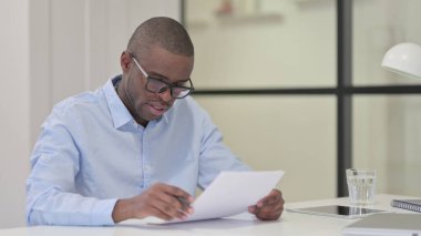 Afrikalı Adam İş Başında Gazete Okuyor 