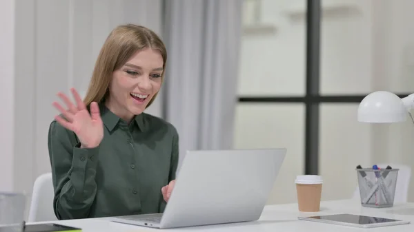 Giovane donna che parla in video chat sul computer portatile — Foto Stock