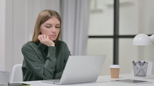 Mladá žena s laptopem při práci — Stock fotografie