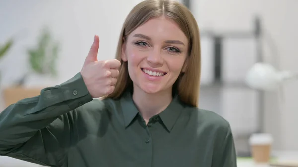 Junge Frau zeigt Daumen hoch — Stockfoto