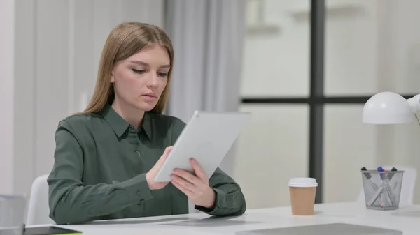 Mujer joven usando tableta en el trabajo — Foto de Stock