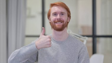 Genç Sakallı Kızıl Adam İşaret Gösteriyor 