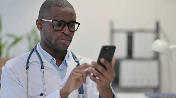 Klinikte Akıllı Telefon kullanan Afrikalı Doktor