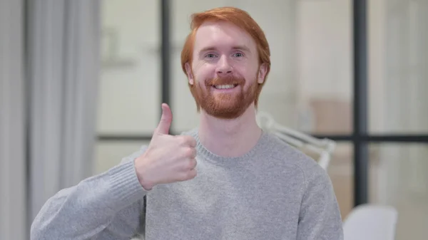 Young Beard Redhead Man menunjukkan Thumbs Up Sign — Stok Foto