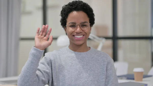 Leende afrikansk kvinna viftande hand, välkomnande — Stockfoto