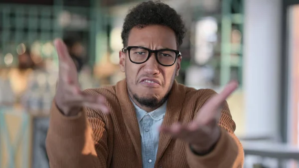 Portrait de l'homme africain en colère argumentant, criant — Photo