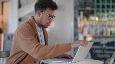 Afrikalı Adam Bilgisayarı Kapatıyor ve Kafeden Çıkıyor