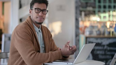 Laptoplu Afrikalı Kafedeki Kameraya Bakıyor 