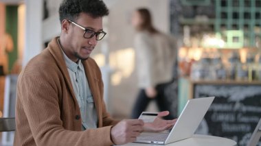 Bilgisayarda Çevrimiçi Ödeme Hatası Afrikalı Adamı Üzdü