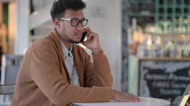 Afrikalı Adam Smartphone 'da Çevrimiçi Alışveriş Başarıyla Heyecanlandı