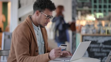 Cafe 'de dizüstü bilgisayar kullanırken Afrikalı Adam Kayıp 