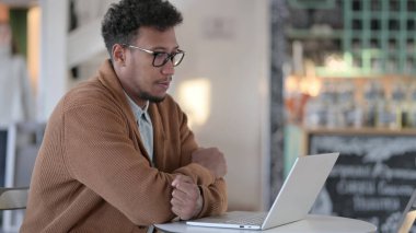 Afrikalı Adam 'ın Laptop' taki Online Video Sohbeti 