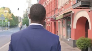 Afrikalı İşadamının Sokakta Yürüyüşü, Arka Görüş 