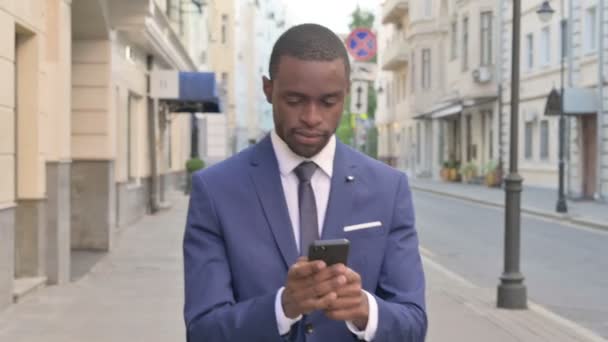 Ходячие африканские бизнесмены, радующиеся успеху в Интернете — стоковое видео