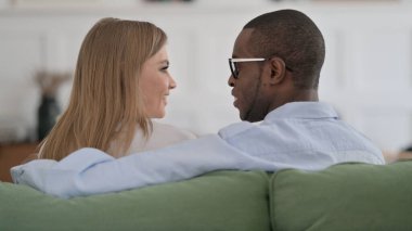 Koltukta otururken Irklar Arası Çiftler Konuşurken Arka Bakış