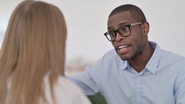 Konuşan Irklar Arası Çift Koltukta Oturuyor