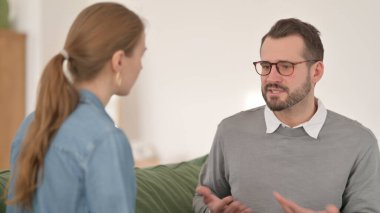 Kadınla evde savunarak adam