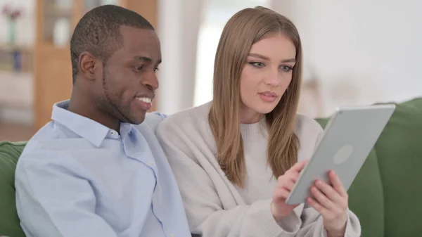 Casal Interracial usando Tablet Together em casa — Fotografia de Stock