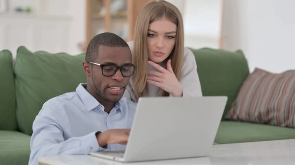 Casal Interracial Usando Laptop em casa — Fotografia de Stock
