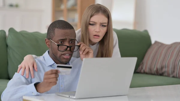 Online Shopping Failure on Laptop by Interracial Couple at Home — Stock Photo, Image