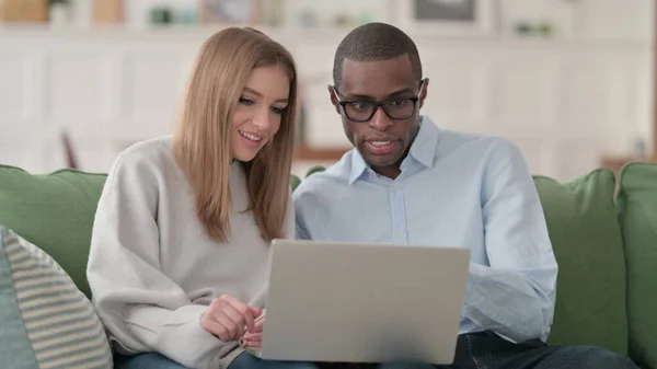 Interracial Couple Working on Laptop at Home — Stock Photo, Image