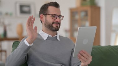 Tablette Video Sohbeti yapan Orta Yaşlı Adam