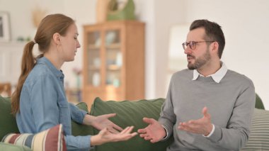 Koltukta oturan, tartışan, kavga eden çift