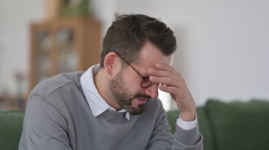 Orta yaşlı adam üzgün ve hayal kırıklığına uğramış.