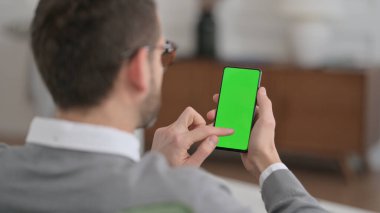 Krom Anahtar Ekranlı Akıllı Telefon Kullanan Adam