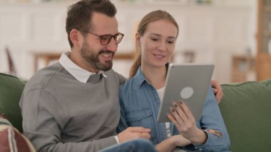 Evde Çift Tarafından Tablet 'te Çevrimiçi Video Çağrısı