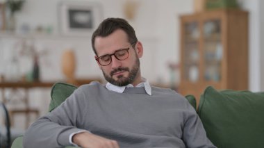 Rahatlatıcı Orta Çağ Adamı Koltukta Uyuyor