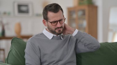 Orta Yaşlı Adam Kanepede Boyun Ağrısı Var