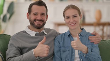 Pozitif Çift Koltukta Otururken Başparmaklarını Yukarı Gösteriyor