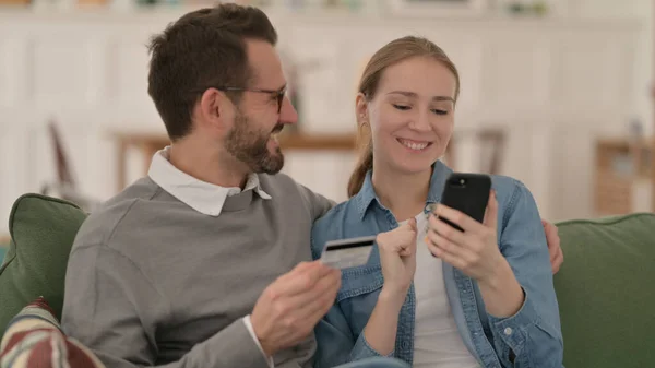 Couple making Online Shopping Payment on Smartphone — Stock Photo, Image