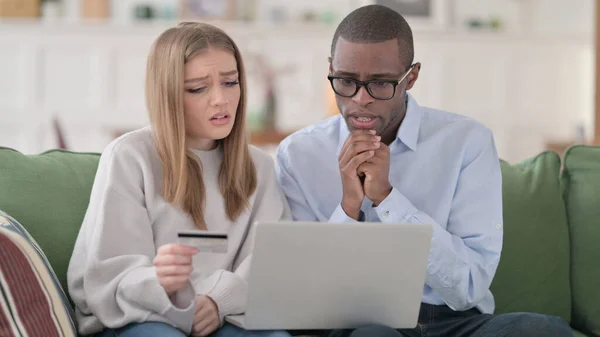 Compras en línea Falla de pago en el ordenador portátil por pareja interracial —  Fotos de Stock