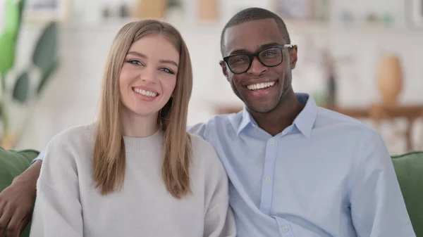 Feliz casal interracial sorrindo para a câmera, casa — Fotografia de Stock