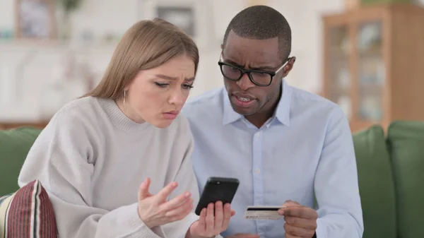 Online Shopping Payment Failure on Smartphone by Interracial Couple — Stock Photo, Image