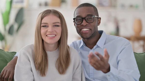 Casal Interracial Conversando em Chamada de Vídeo em Casa — Fotografia de Stock
