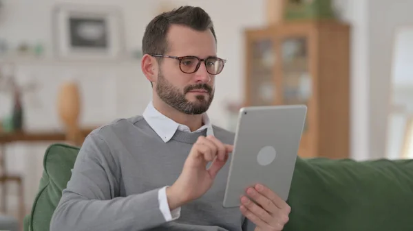 Middle Aged Man using Digital Tablet at Home — Stock Photo, Image