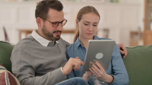 Couple using Tablet Together at Home — Stock Photo, Image