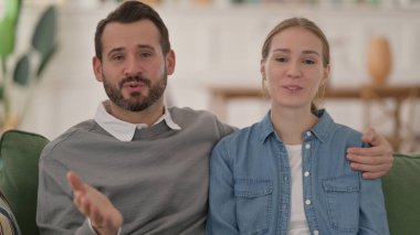 Neşeli Çift, evdeki video konuşmasında konuşuyor