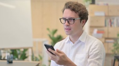 Akıllı telefondan konuşan genç adamın portresi