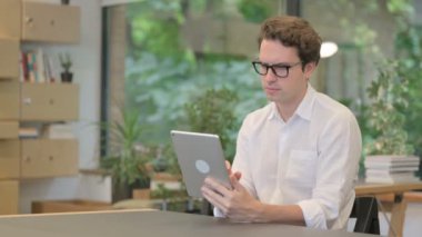 Genç Adam Modern Ofiste Otururken Tablet Kullanıyor