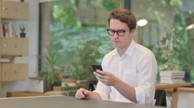 Modern Ofiste Akıllı Telefonla Konuşan Kızgın Adam