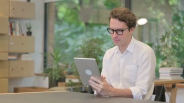 Modern Ofiste Tablet 'te Video Çağrısı Yapan Genç Adam 