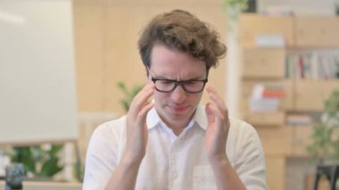 Genç adamın baş ağrısı portresi