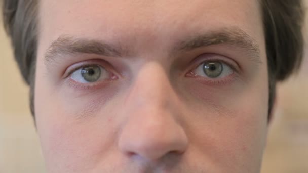 Nahaufnahme der blinkenden Augen eines jungen Mannes — Stockvideo