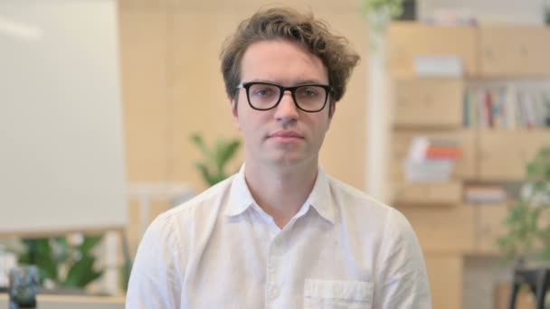 Portrait of Young Man Looking Around, Searching — Stock Video